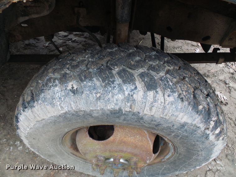 image for item DG5532 1995 Ford F350 XLT flatbed pickup truck