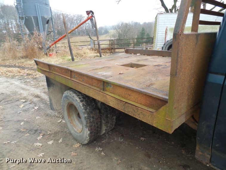 image for item DG5532 1995 Ford F350 XLT flatbed pickup truck