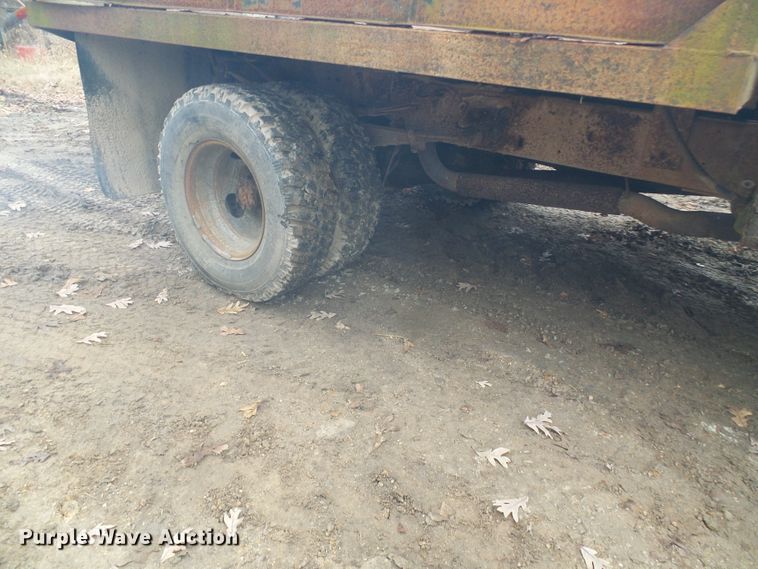 image for item DG5532 1995 Ford F350 XLT flatbed pickup truck