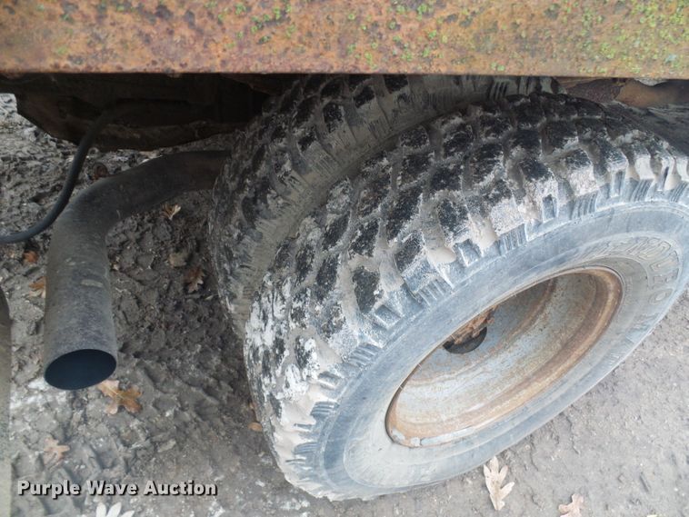 image for item DG5532 1995 Ford F350 XLT flatbed pickup truck