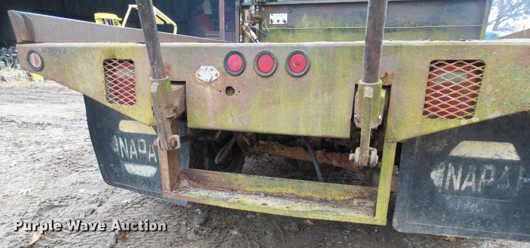 image for item DG5532 1995 Ford F350 XLT flatbed pickup truck