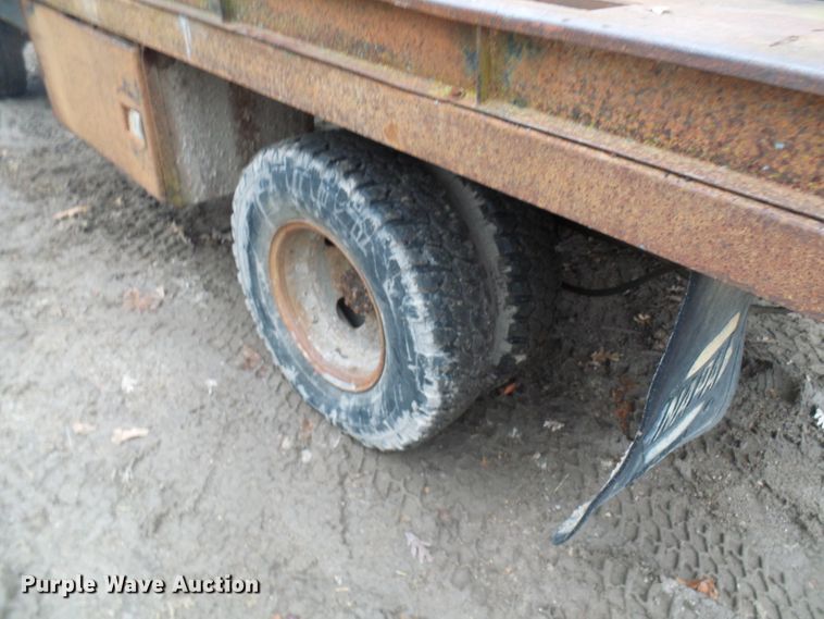 image for item DG5532 1995 Ford F350 XLT flatbed pickup truck