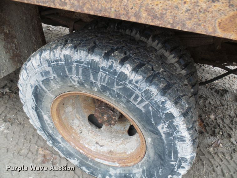 image for item DG5532 1995 Ford F350 XLT flatbed pickup truck