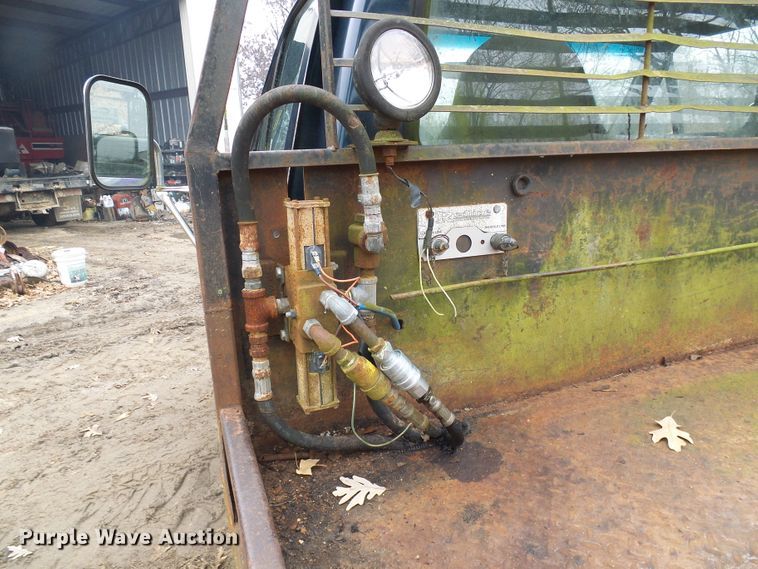 image for item DG5532 1995 Ford F350 XLT flatbed pickup truck