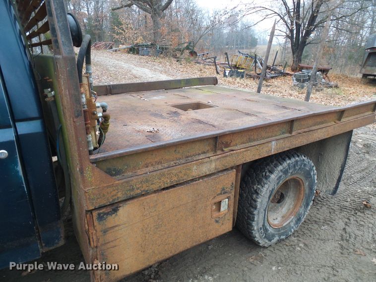 image for item DG5532 1995 Ford F350 XLT flatbed pickup truck