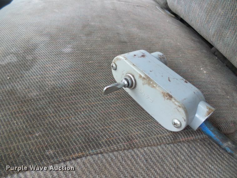 image for item DG5532 1995 Ford F350 XLT flatbed pickup truck