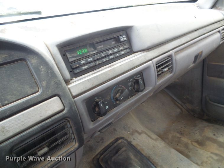 image for item DG5532 1995 Ford F350 XLT flatbed pickup truck