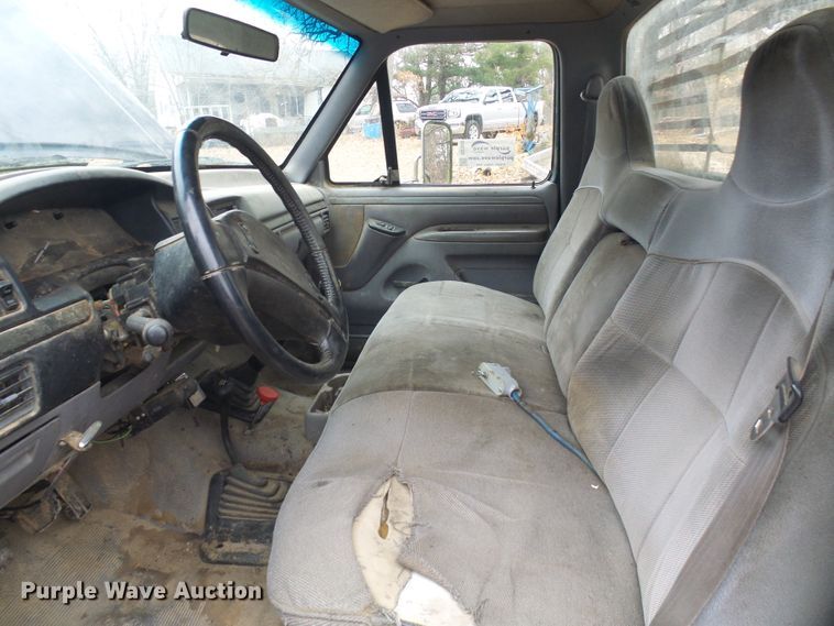 image for item DG5532 1995 Ford F350 XLT flatbed pickup truck