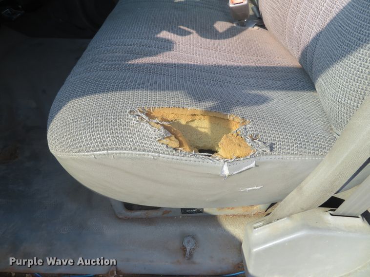 image for item DH1583 2000 Chevrolet C3500HD utility bed pickup truck