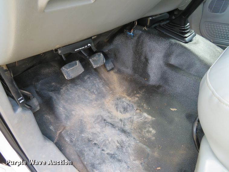 image for item DH1703 2006 Ford F350 Super Duty XL Crew Cab flatbed pickup truck