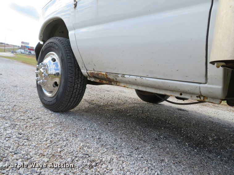 image for item DH1704 2000 Ford Econoline E350 Super Duty box truck