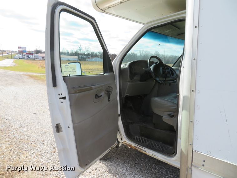 image for item DH1704 2000 Ford Econoline E350 Super Duty box truck