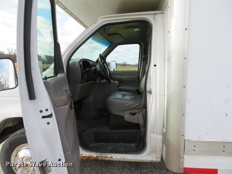 image for item DH1704 2000 Ford Econoline E350 Super Duty box truck