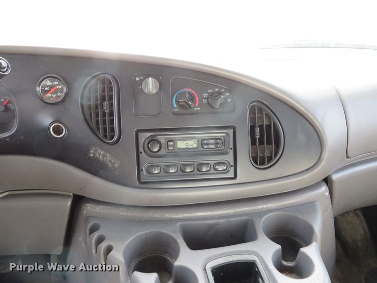 image for item DH1704 2000 Ford Econoline E350 Super Duty box truck