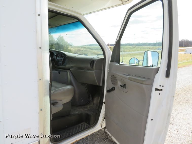 image for item DH1704 2000 Ford Econoline E350 Super Duty box truck