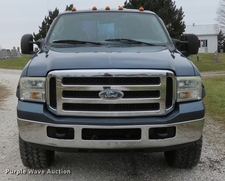image for item DH1733 2005 Ford F350 Super Duty XLT Crew Cab pickup truck