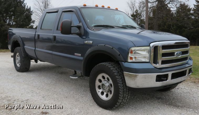 image for item DH1733 2005 Ford F350 Super Duty XLT Crew Cab pickup truck