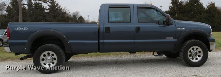 image for item DH1733 2005 Ford F350 Super Duty XLT Crew Cab pickup truck