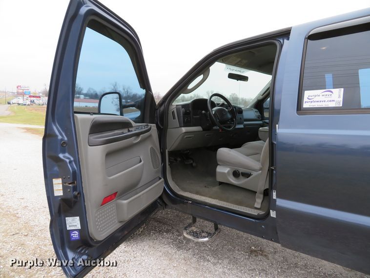 image for item DH1733 2005 Ford F350 Super Duty XLT Crew Cab pickup truck