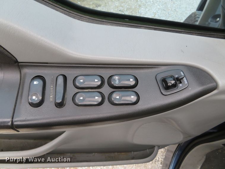 image for item DH1733 2005 Ford F350 Super Duty XLT Crew Cab pickup truck