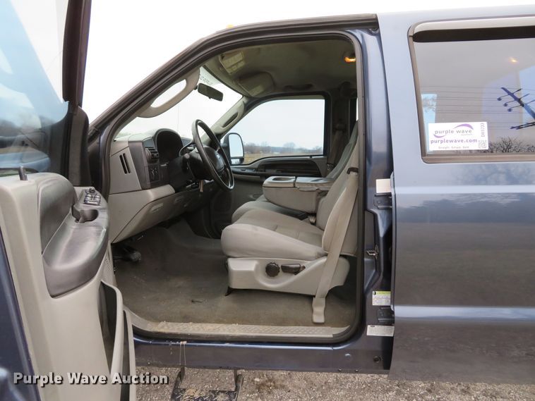 image for item DH1733 2005 Ford F350 Super Duty XLT Crew Cab pickup truck