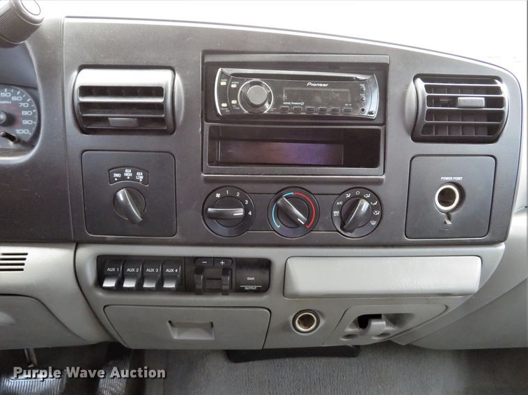 image for item DH1733 2005 Ford F350 Super Duty XLT Crew Cab pickup truck