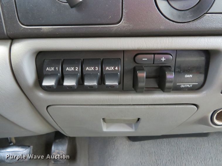 image for item DH1733 2005 Ford F350 Super Duty XLT Crew Cab pickup truck