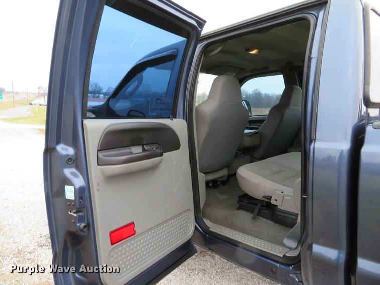 image for item DH1733 2005 Ford F350 Super Duty XLT Crew Cab pickup truck