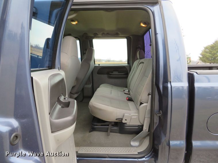 image for item DH1733 2005 Ford F350 Super Duty XLT Crew Cab pickup truck