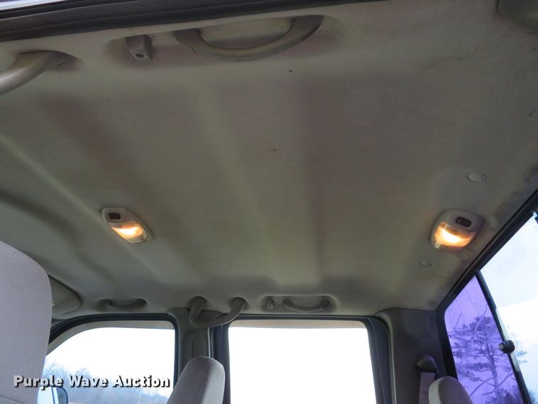 image for item DH1733 2005 Ford F350 Super Duty XLT Crew Cab pickup truck