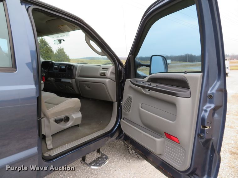 image for item DH1733 2005 Ford F350 Super Duty XLT Crew Cab pickup truck