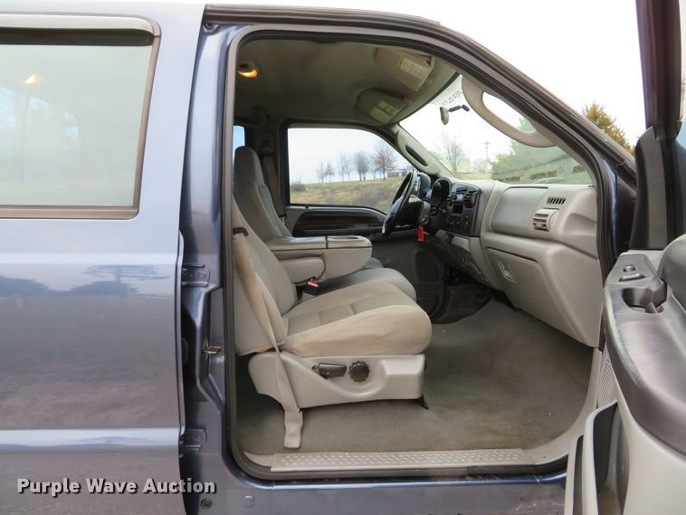 image for item DH1733 2005 Ford F350 Super Duty XLT Crew Cab pickup truck