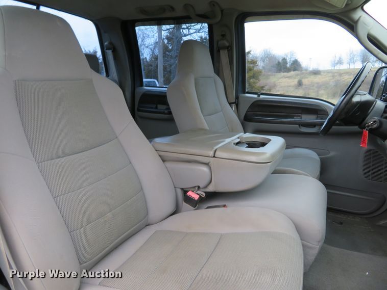 image for item DH1733 2005 Ford F350 Super Duty XLT Crew Cab pickup truck