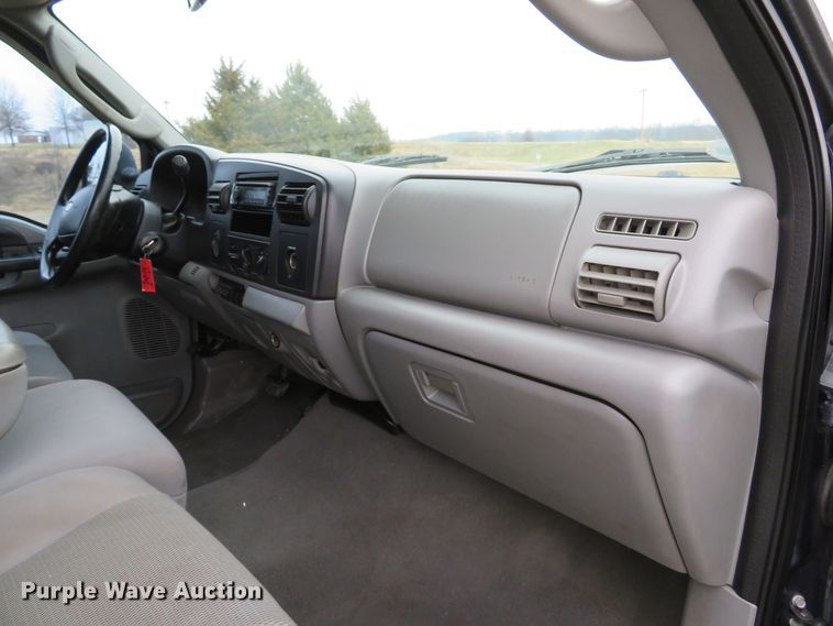 image for item DH1733 2005 Ford F350 Super Duty XLT Crew Cab pickup truck