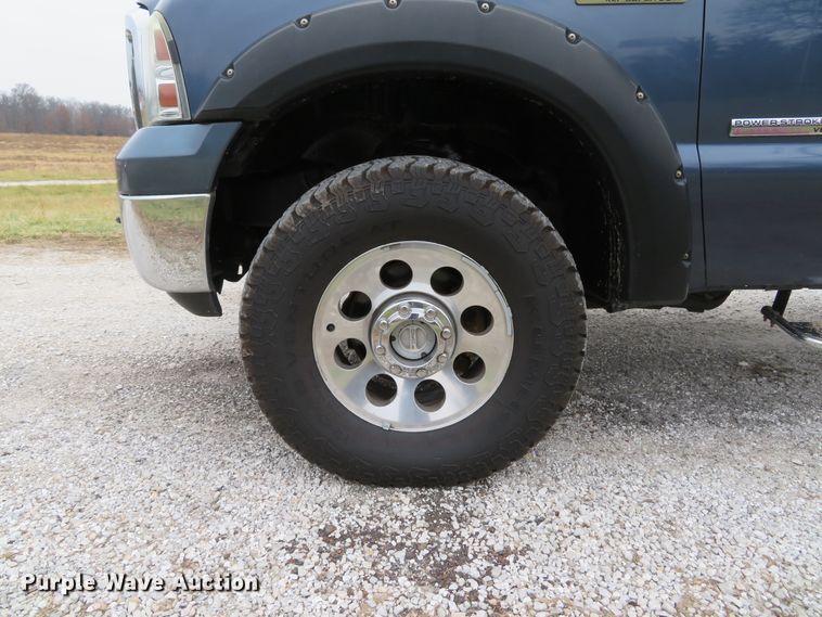 image for item DH1733 2005 Ford F350 Super Duty XLT Crew Cab pickup truck