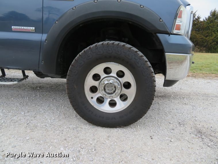 image for item DH1733 2005 Ford F350 Super Duty XLT Crew Cab pickup truck