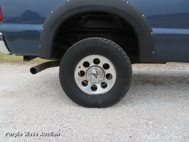 image for item DH1733 2005 Ford F350 Super Duty XLT Crew Cab pickup truck