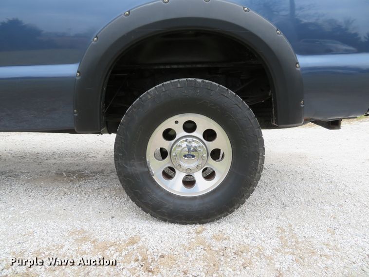 image for item DH1733 2005 Ford F350 Super Duty XLT Crew Cab pickup truck