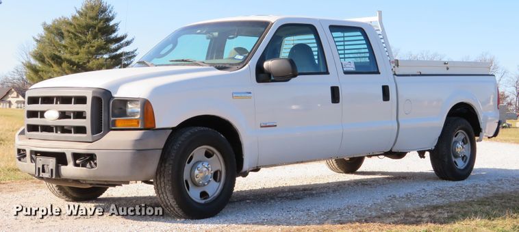 image for item DH1745 2005 Ford F350 Super Duty XL Crew Cab pickup truck
