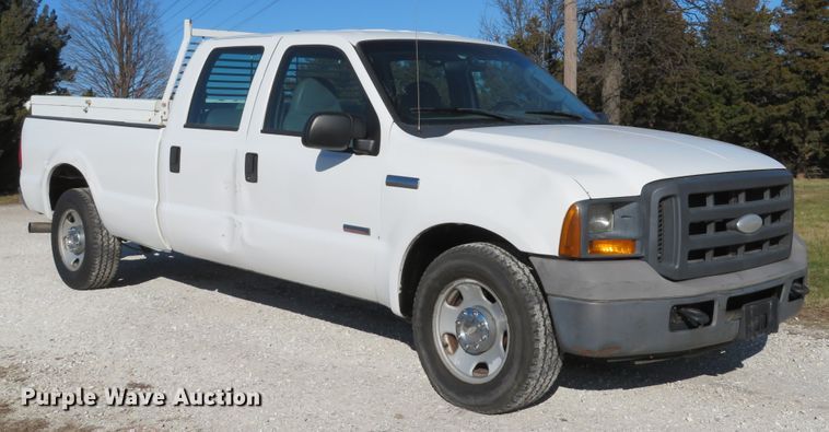 image for item DH1745 2005 Ford F350 Super Duty XL Crew Cab pickup truck