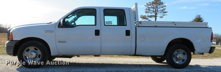 image for item DH1745 2005 Ford F350 Super Duty XL Crew Cab pickup truck