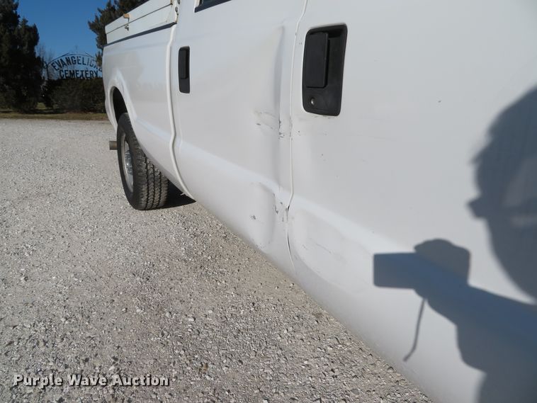 image for item DH1745 2005 Ford F350 Super Duty XL Crew Cab pickup truck