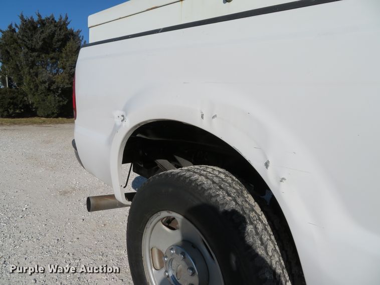 image for item DH1745 2005 Ford F350 Super Duty XL Crew Cab pickup truck
