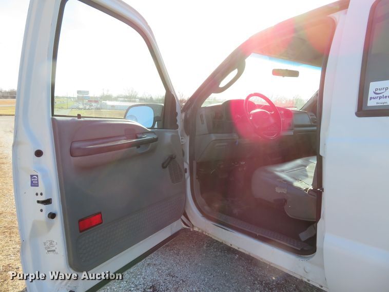 image for item DH1745 2005 Ford F350 Super Duty XL Crew Cab pickup truck