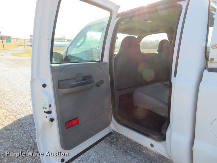 image for item DH1745 2005 Ford F350 Super Duty XL Crew Cab pickup truck