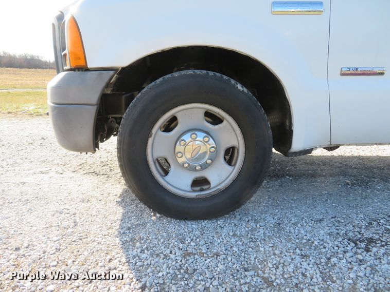 image for item DH1745 2005 Ford F350 Super Duty XL Crew Cab pickup truck