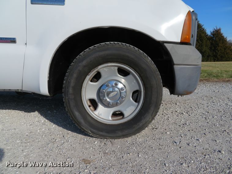 image for item DH1745 2005 Ford F350 Super Duty XL Crew Cab pickup truck