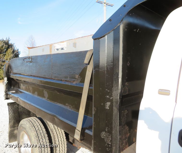 image for item DH1747 2004 Chevrolet Silverado 3500 dump bed pickup truck