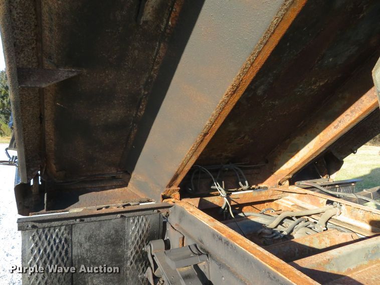 image for item DH1747 2004 Chevrolet Silverado 3500 dump bed pickup truck