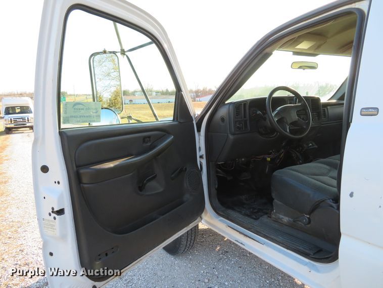 image for item DH1747 2004 Chevrolet Silverado 3500 dump bed pickup truck